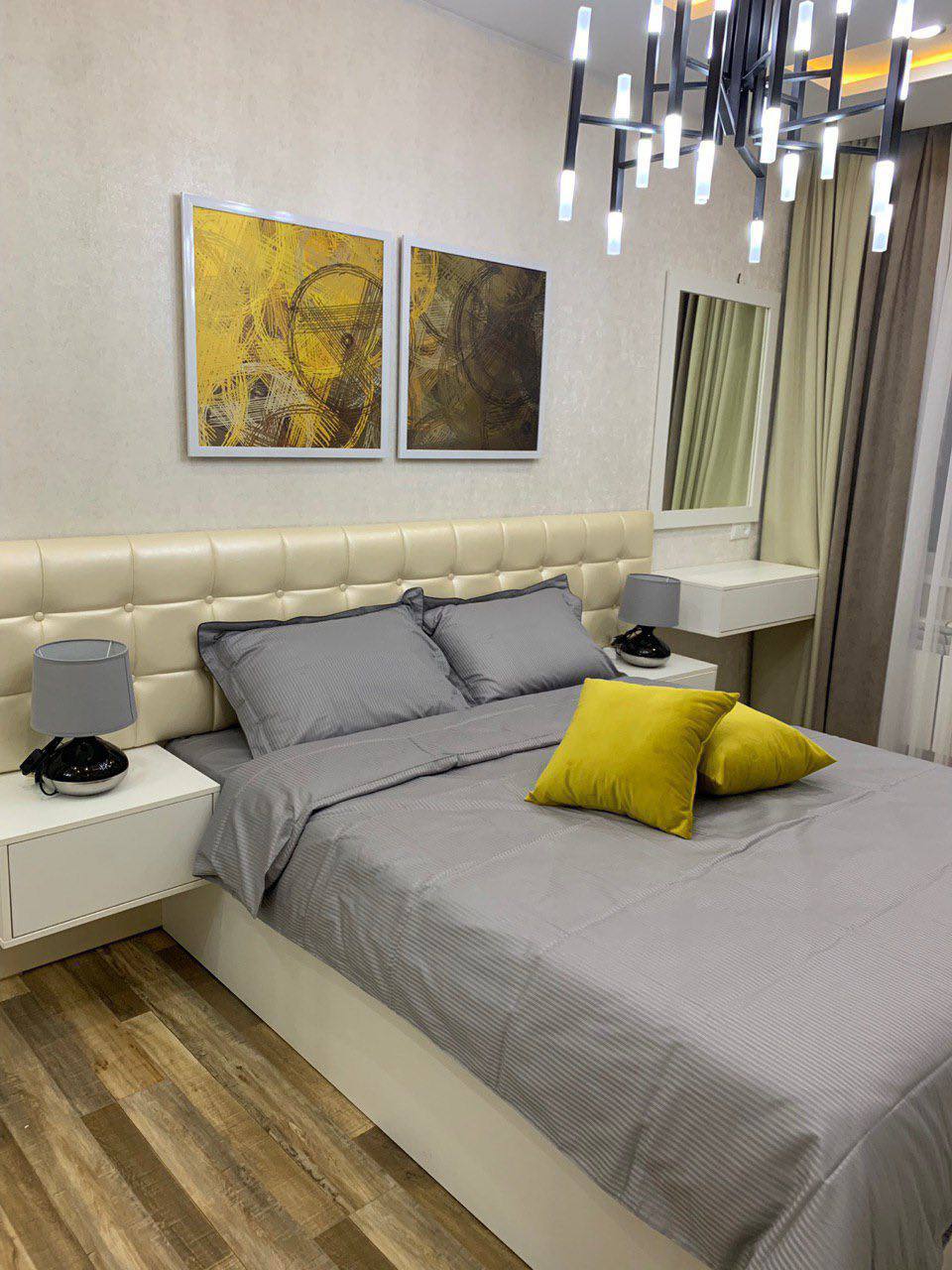 Luminoso e luminoso appartamento con 2 camere da letto in affitto nel centro di Tashkent.