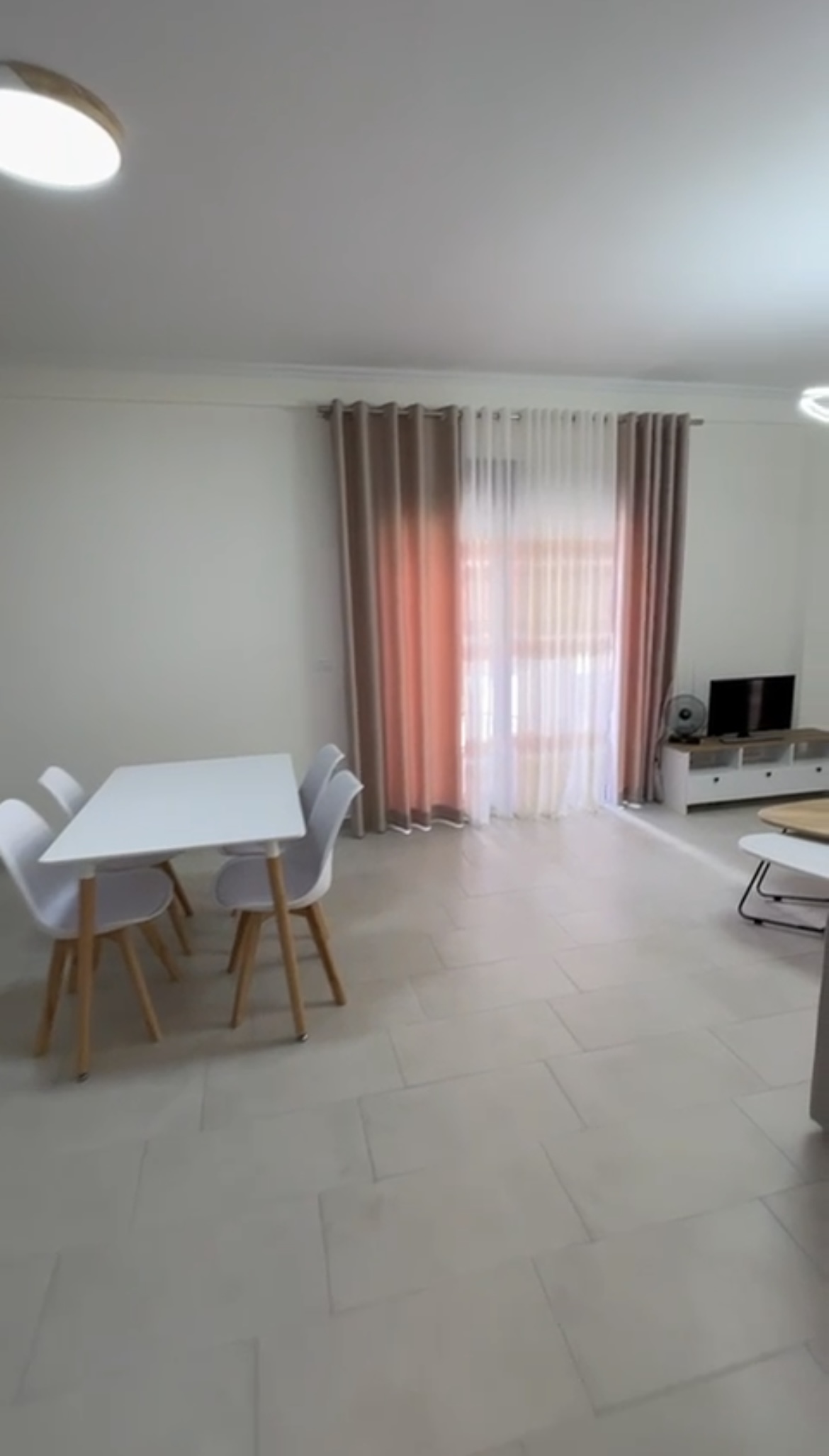 Moderno apartamento de 2 dormitorios y 2 baños en Kodra e Diellit, Tirana, con estacionamiento subterráneo