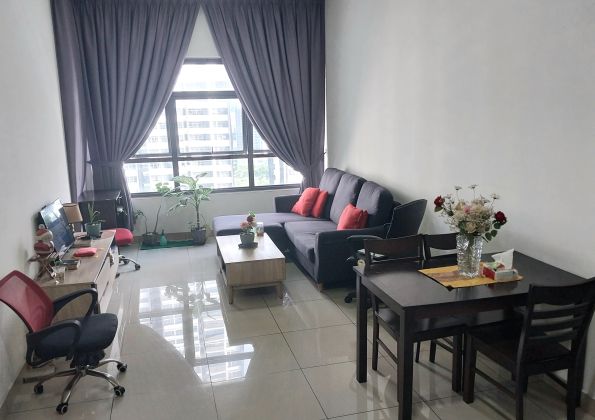 Middle room for rent Female only@ Lakeville residence. Kuala lumpur 