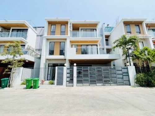 Villa Woodland 12,5 m² * 12,5 m² : 2 500 $/mois 