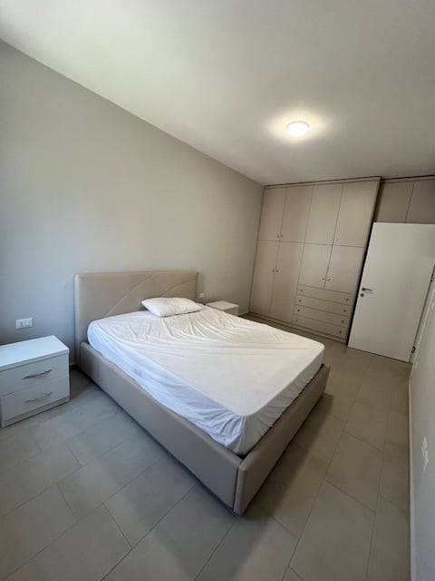 Apartamento luminoso, limpio y moderno en Kodra E Diellit disponible para alquiler.