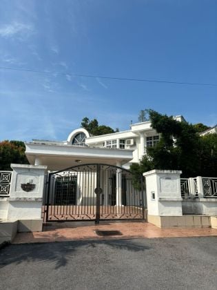 A BRIGHT HOME ON JADE HILL