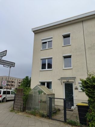 Vivere in una moderna casa a basso consumo energetico vicino al fiume Havel