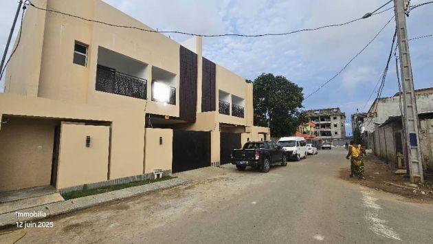 Villa duplex bonne opportunité dans une cité bitumé ...