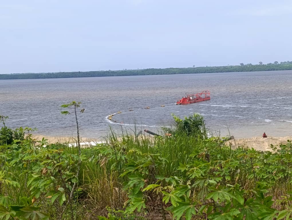 Songon Al borde de la laguna 1 Hectárea dividida en lotes de 300 M2 con ACD