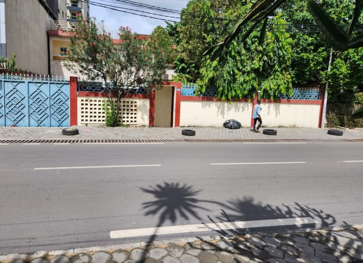 Zona residenziale Marcory ai margini della strada e della laguna Terreno 1117 M2 + villa di 18 locali + grande servitù di passaggio sulla laguna 