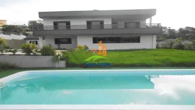 Magnifique villa à étage F5 avec piscine à Ambatobe.
