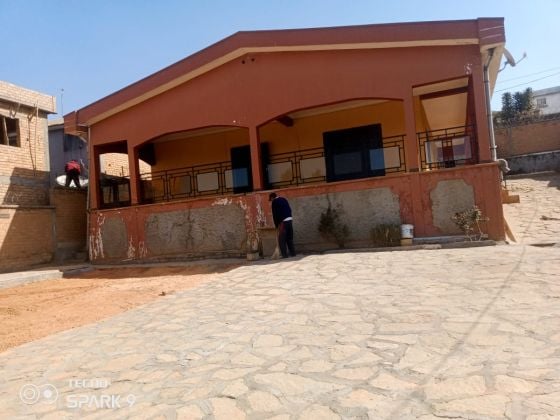 Independent F4 villa for sale – Antsakambahiny Ambohijanahary