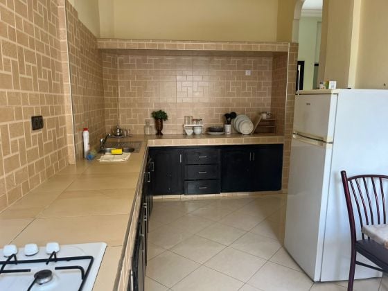 Apartamento amueblado con fibra óptica y parking gratuito.