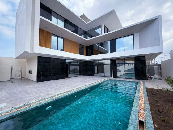 VILLA DE PRESTIGE AVEC PISCINE ET ASCENSEUR À VENDRE À ...