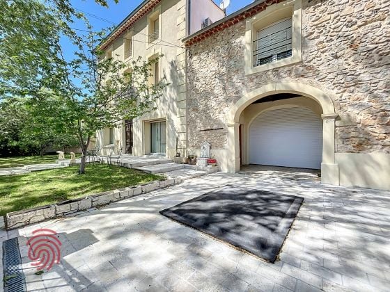  Casa burguesa con garaje, piscina y apartamento independiente.