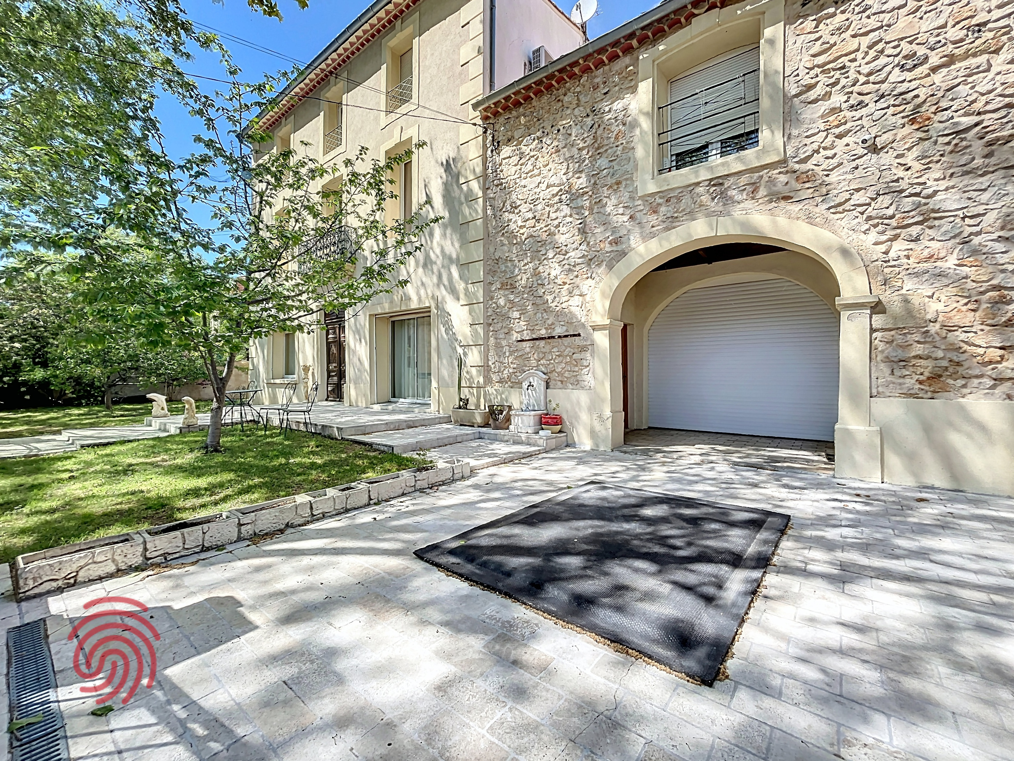  Bourgeois house with garage, swimming pool and independent apartment