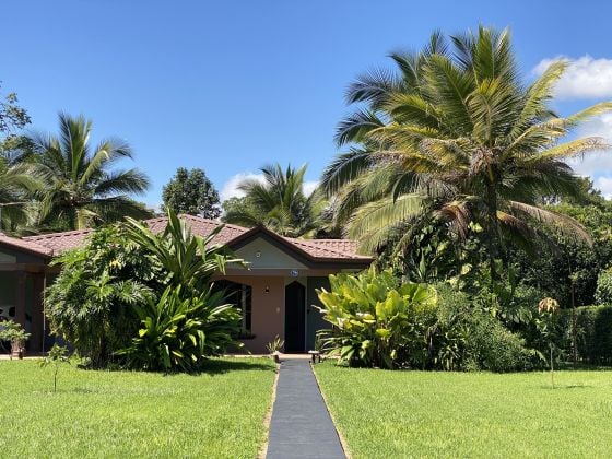 Espaciosa propiedad con 2 hermosas casas en venta en el corazón de ...