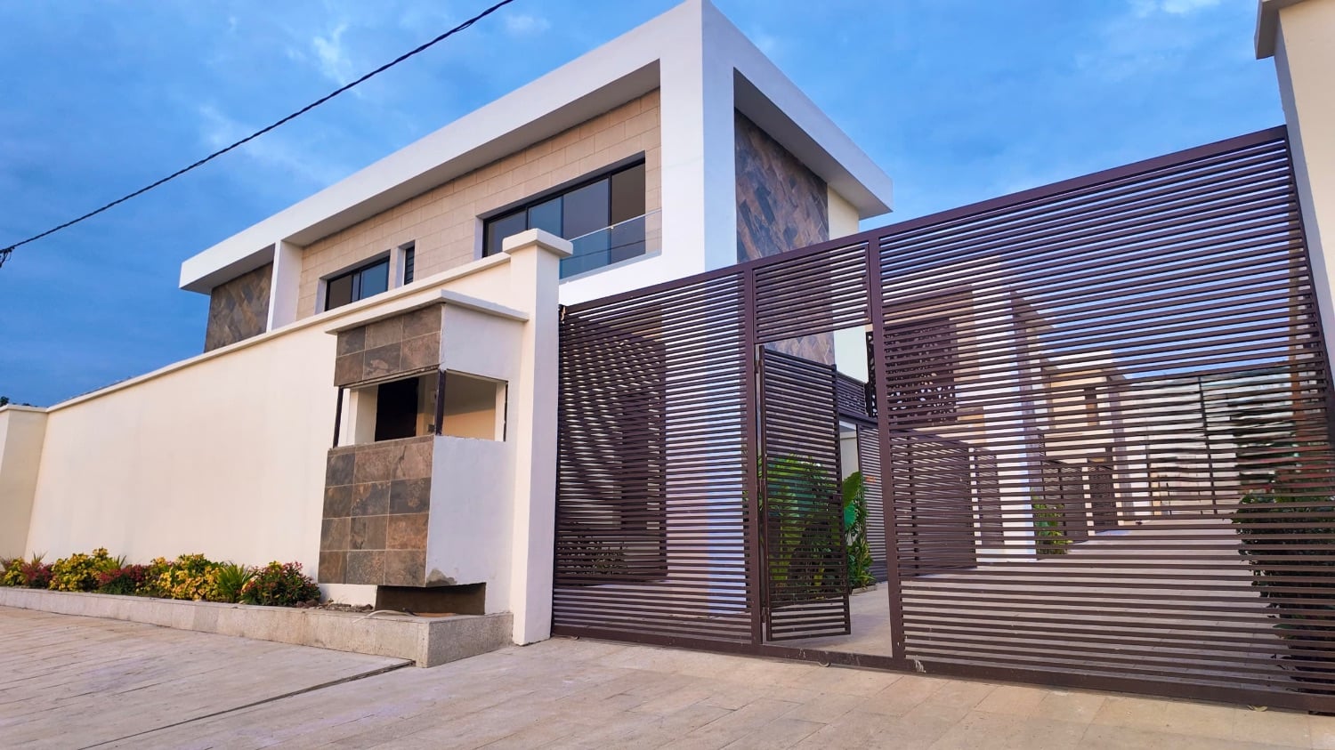 CASA DI ALTO STANDING IN VENDITA 300M2 YAMOUSSOUKRO