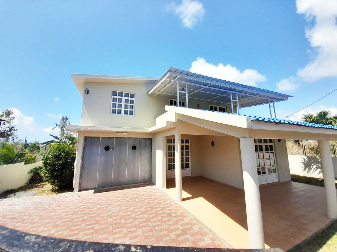 Charming and secure 3 bedroom villa for rent in Grand Gaube – Only 10 minutes walk to the beach
