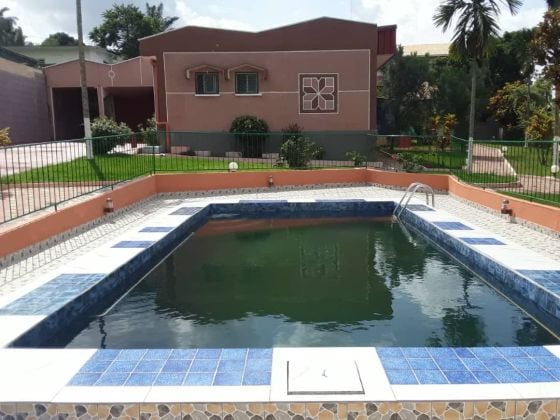 VILLA CON 4 CAMERE DA LETTO E PISCINA IN AFFITTO A BASTOS.