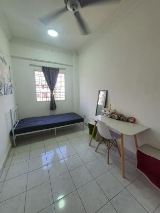 Middle room for rent at Pelangi Damansara condominium block J (Nearby MRT ...