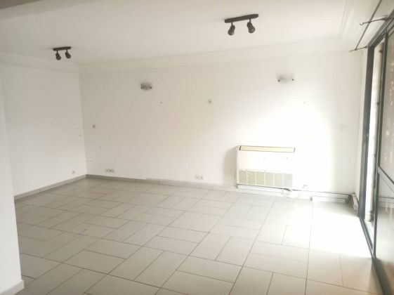 APPAREMMENT DE TROIS CHAMBRES À LOUER À BONAPRISO 