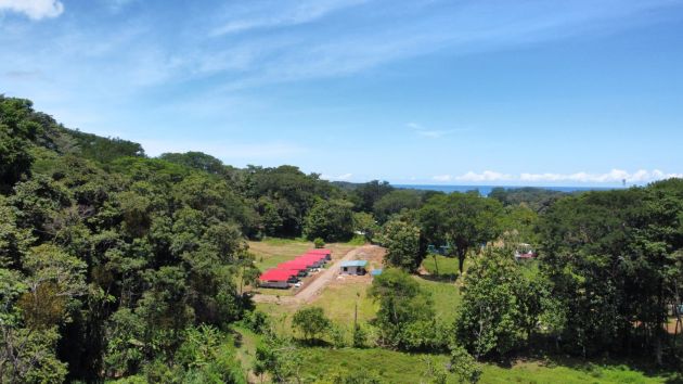 En venta: construya su casa en la cima de una colina con vistas al mar y ...