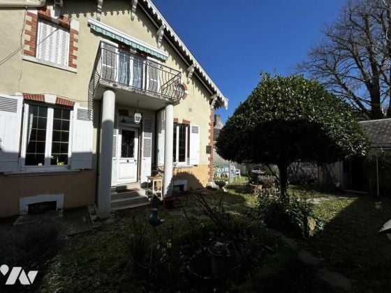 Grande maison avec jardin et garage double – proche centre-ville ...