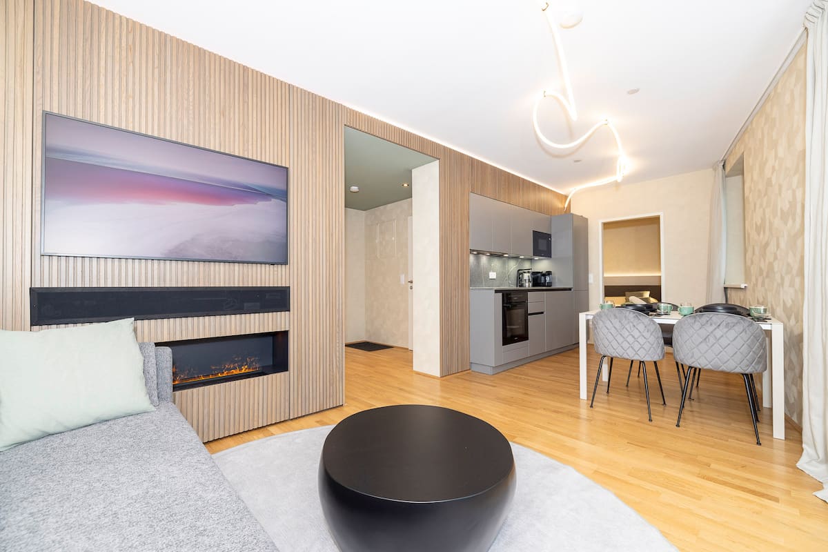 Central Vienna – Fully Furnished 2-Room Apartment with Large Balcony & Flexible Lease