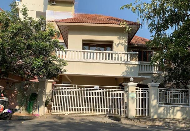 Family house, with terrace and garden 
