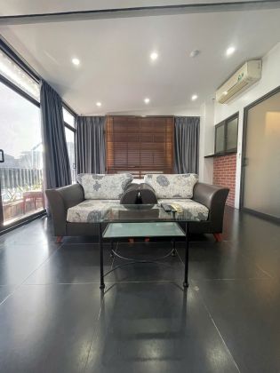 Bright studio apartment with balcony in Linh Lang street, Ba Dinh district ...