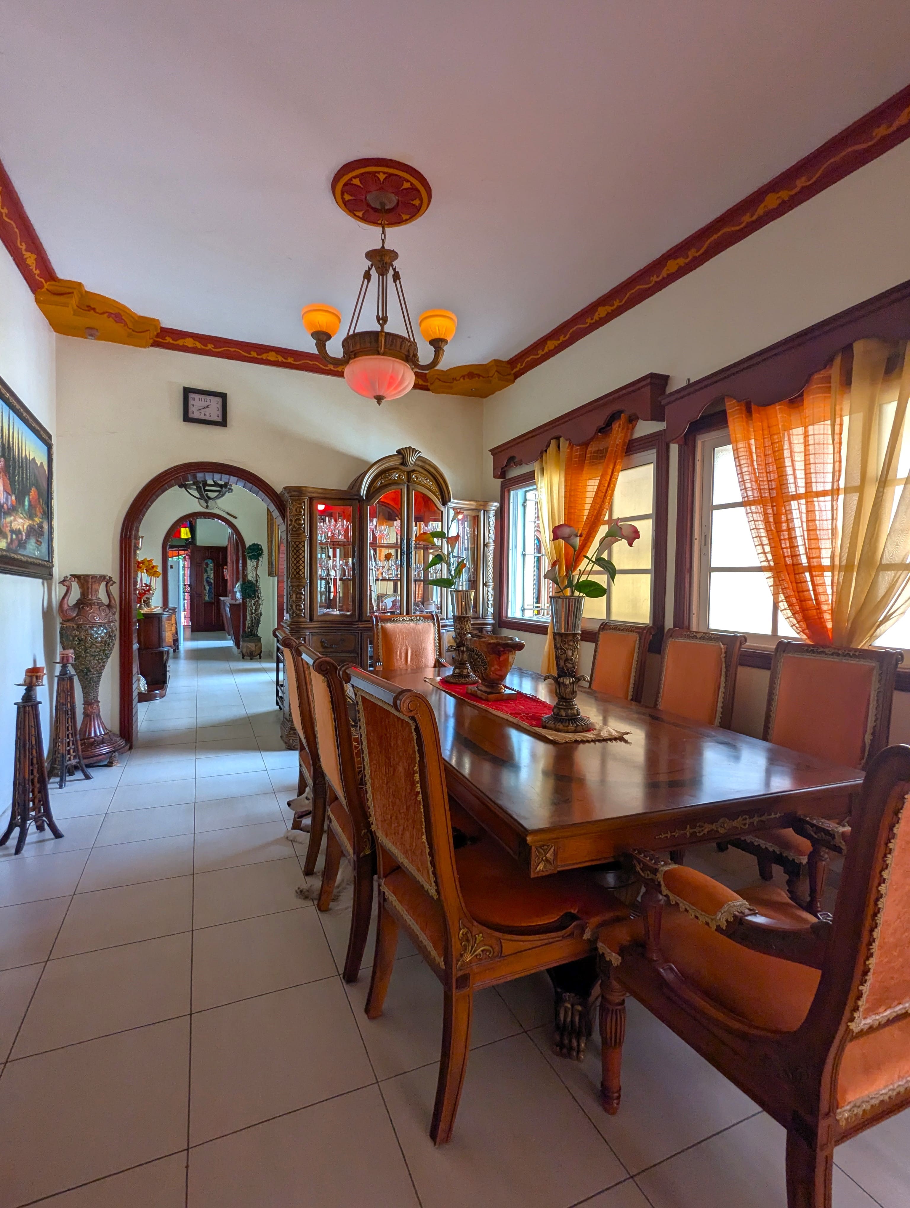 Real oportunidad en Zona Colonial, 429M2 5 habitaciones, 6 baños, patio, terraza, Jacuzzi, para vivienda o comercio