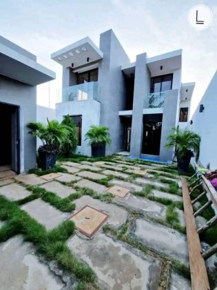 À VENDRE  LA BELLE VILLA EST BÂTIE SUR 300M² À ...