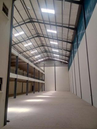 Magazzino perfetto per stoccaggio, distribuzione e produzione