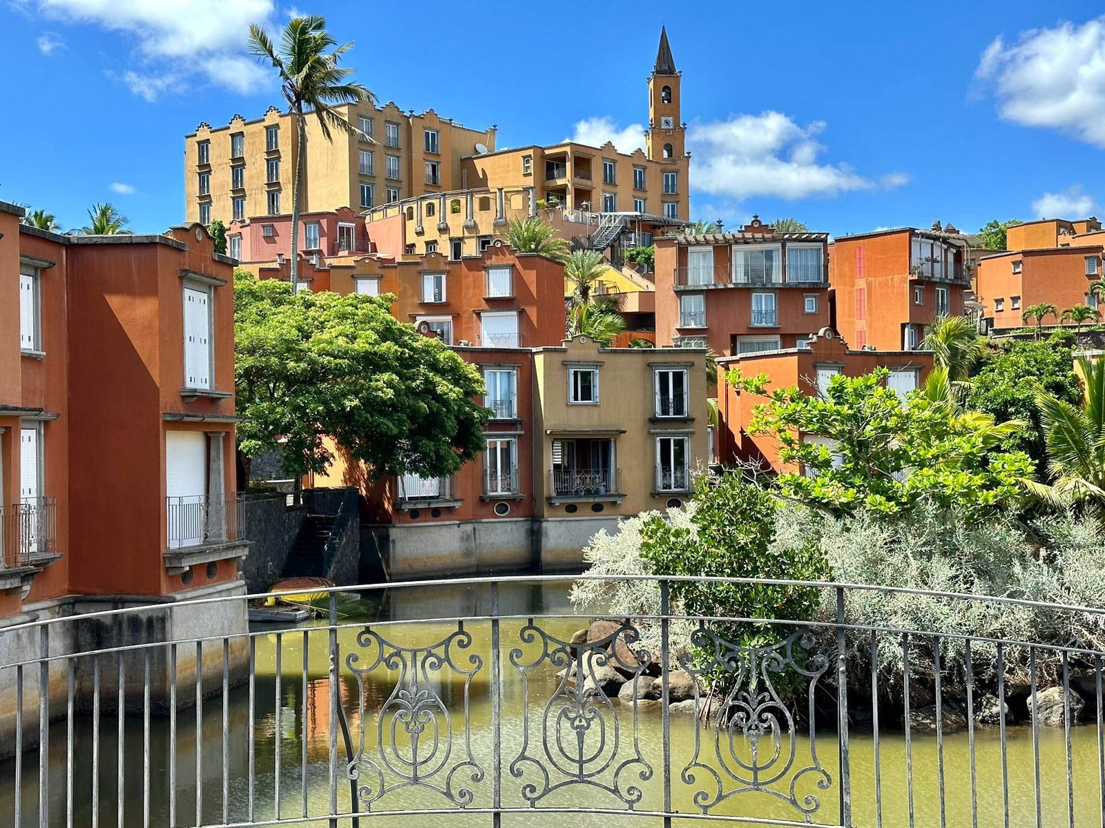  FOR RENT - RENOVATED 2-BEDROOM APARTMENT - PORT CHAMBLY