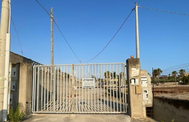 Sicile – Grand terrain plat avec fondations, proche de la mer et ...