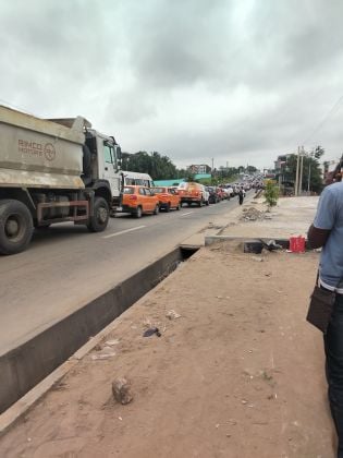 Beau terrain plat en bordure de voie principale 