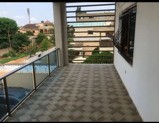 À VENDRE: magnifique villa sur 300 m² (1/2 lot) à ...