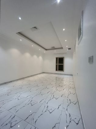 For rent in Salwa, super deluxe finishing.