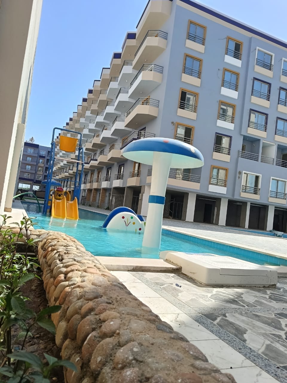 Apartamento de 88 metros cuadrados, dos habitaciones, salón, cocina y un baño en Lavenda Resort, que incluye playa privada y piscinas.