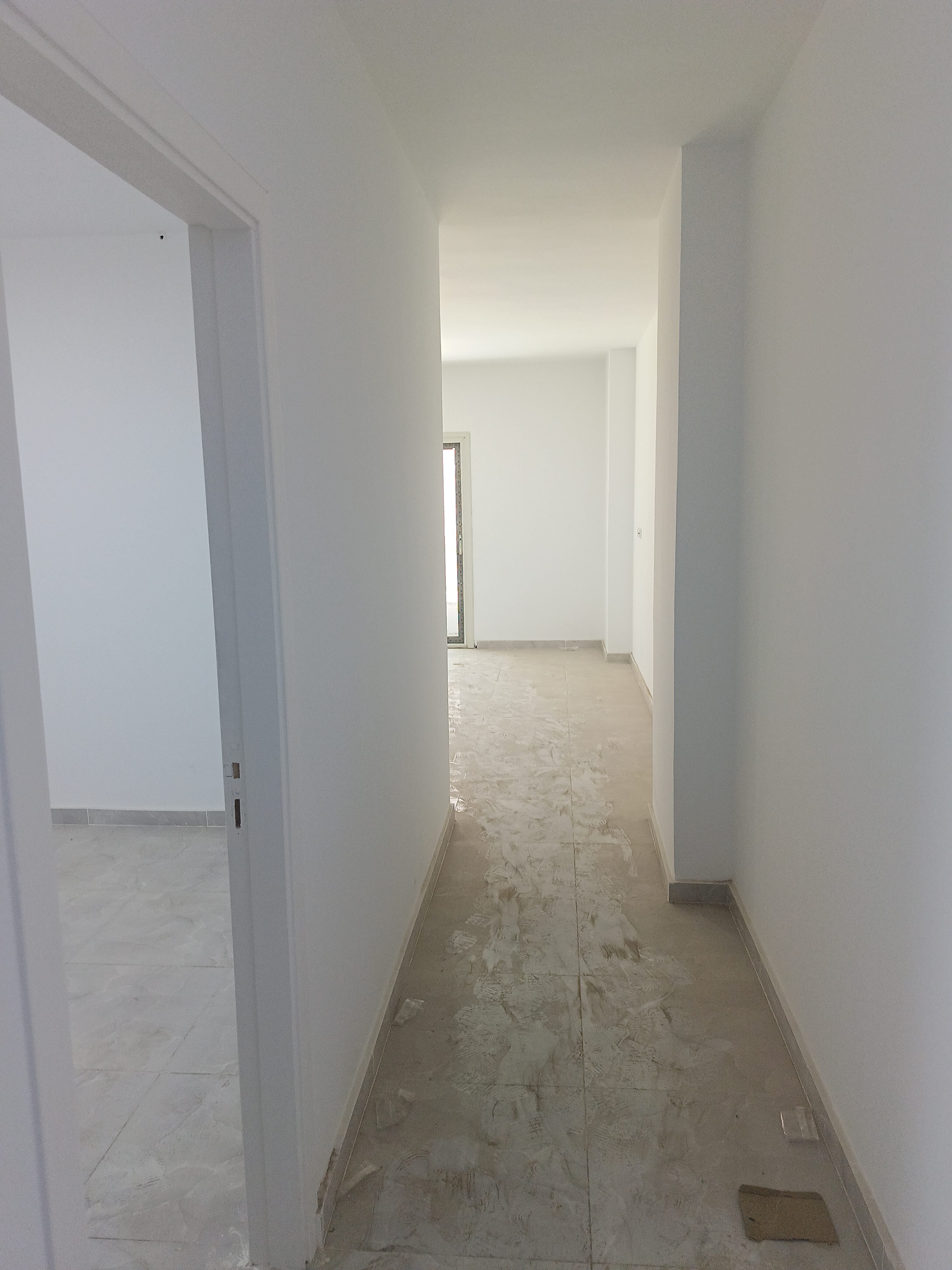 Apartamento de 77 metros cuadrados, un dormitorio, salón, cocina y un baño en Lavenda Resort, que incluye playa privada y piscinas.