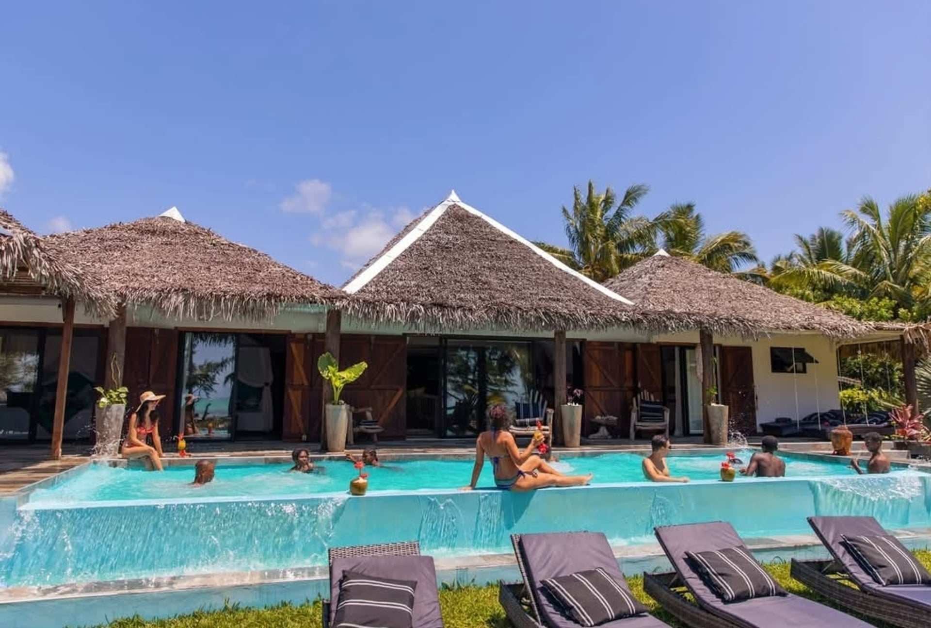 Grande villa balinaise de plage avec piscine à débordement.  Clé en main TITRE BORNÉ 