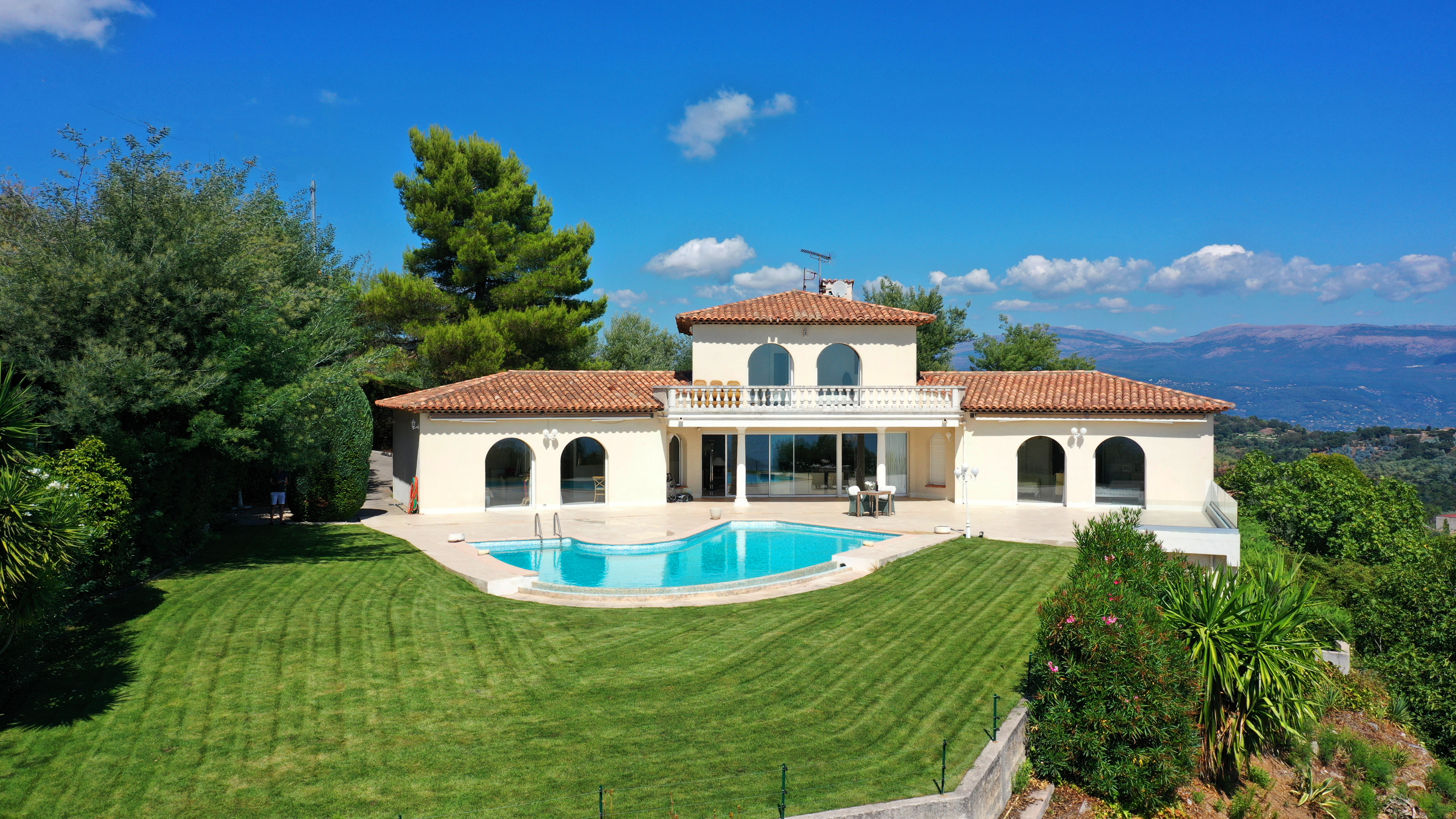 Mandelieu – Villa 8 pièces 350 m² – Vue mer panoramique – Piscine à débordement