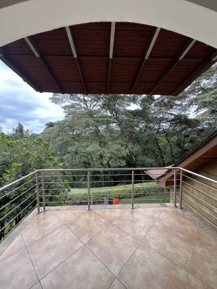 Casa arredata con 5 camere da letto e cottage per gli ospiti con 2 camere ...