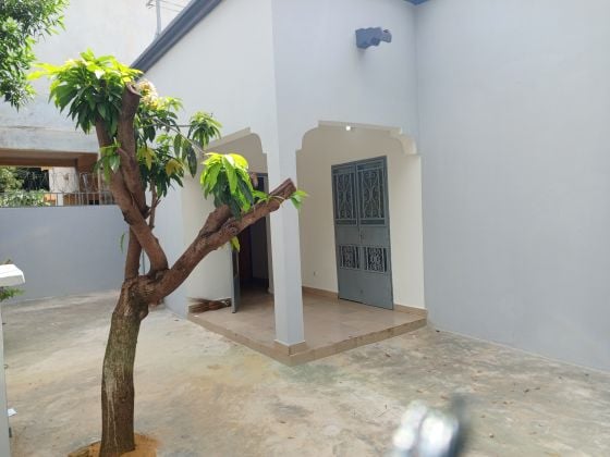 Villa avec panneaux solaires à louer au début de ...