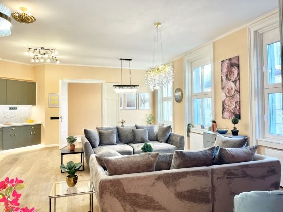 4 BEDROOM, 4 BATHROOM HUGE APARTMENT BY PARLIAMENT