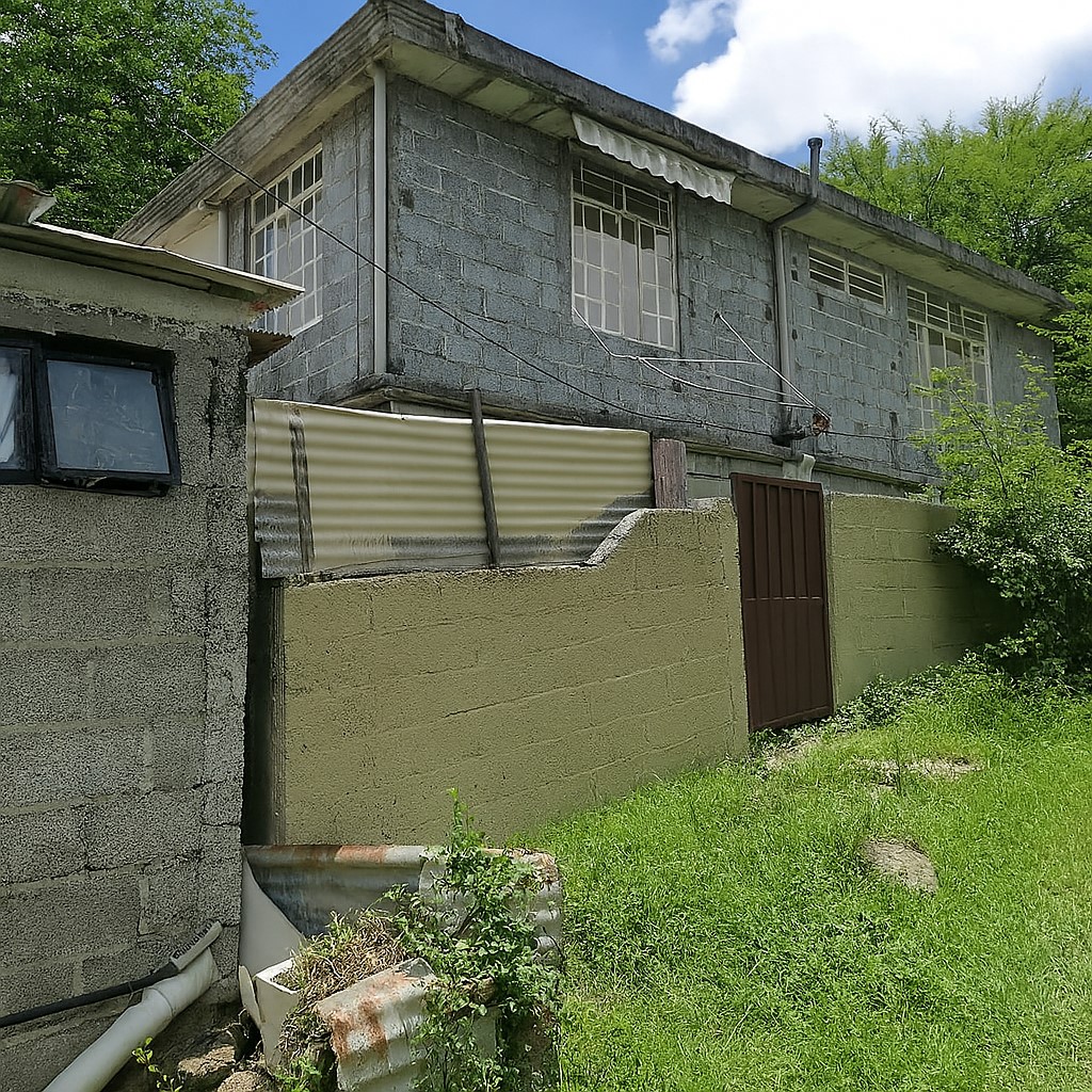 Maison individuelle à étage, non crépie située à Signal Hill , Port-Louis, sur un terrain à bail de 180 m2 