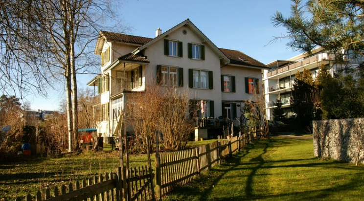 Spacious 7.5-Room Family Home in Bubikon (8708) – 244 m² with Garden