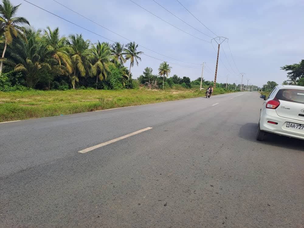 VENTE À JACQUEVILLE AXE SASSAKO ET AVAGOU : UN TERRAIN EN BORDURE DE VOIE 