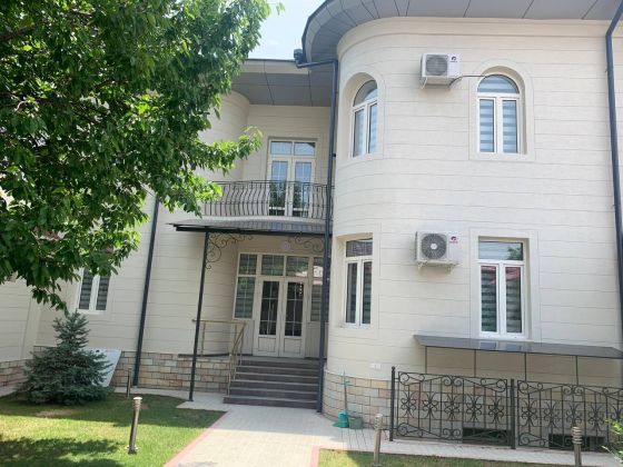 Comfortable 3 bedrooms and 4 batherooms house with indoor pool