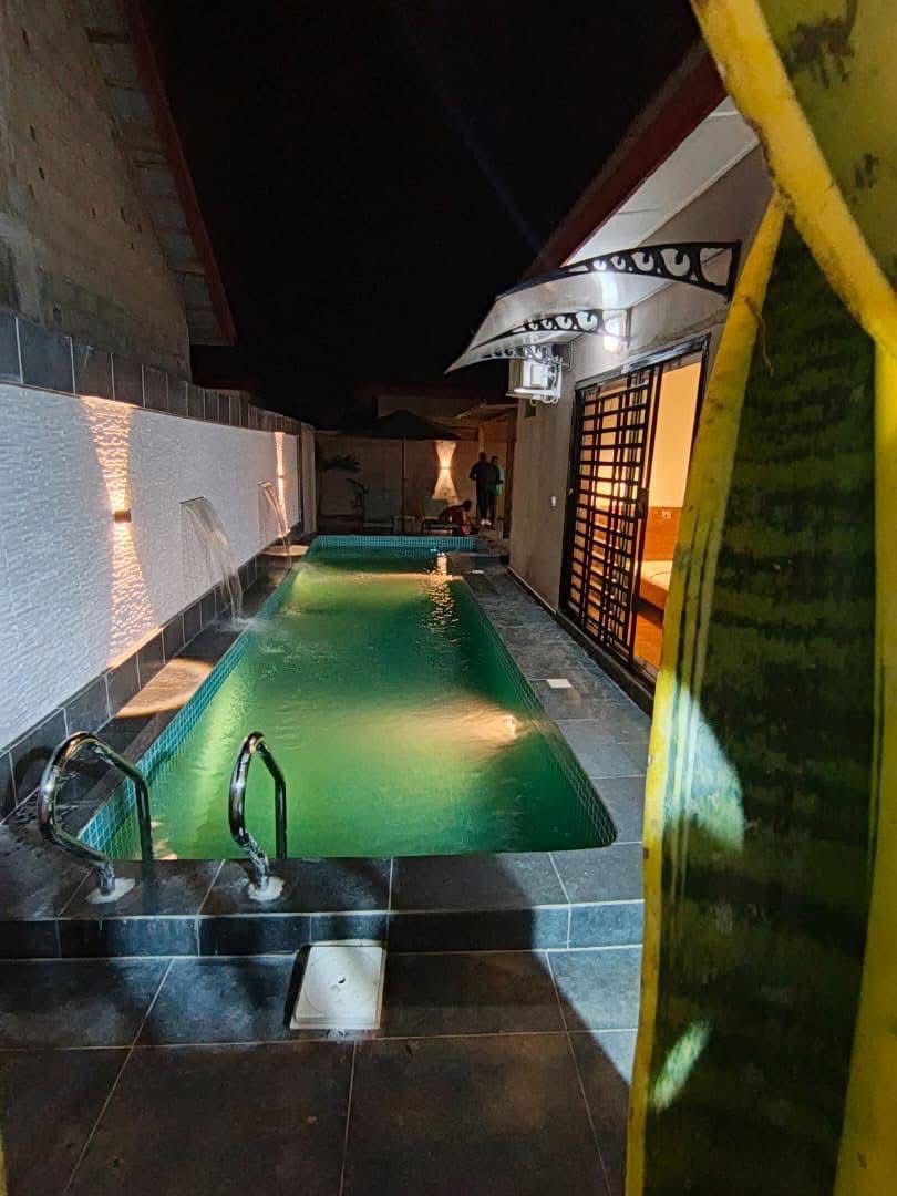 In vendita ad Assinie: villa bassa arredata con 4 stanze + piscina 