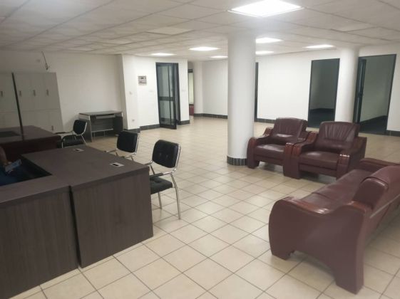 BEAU ET SPACIEUX ESPACE BUREAUX À LOUER À AKWA