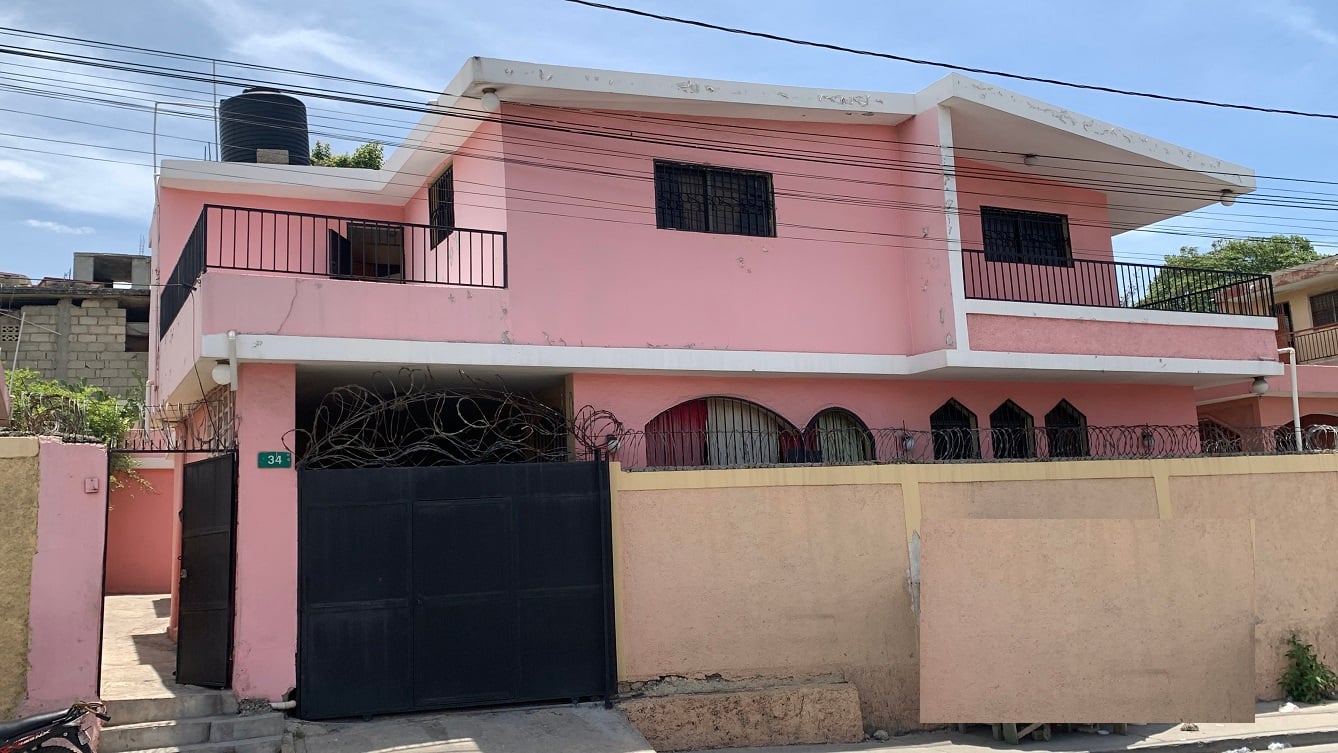 Casa de dos pisos, impecable y lista para entrar a vivir, en venta en Delmas 41, Puerto Príncipe, Haití.