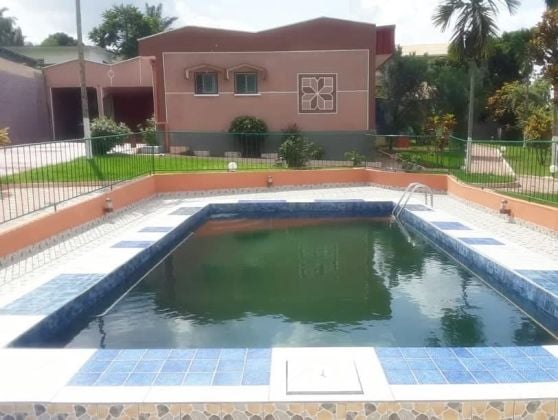 Magnifica villa con piscina e giardino in affitto a Bastos 